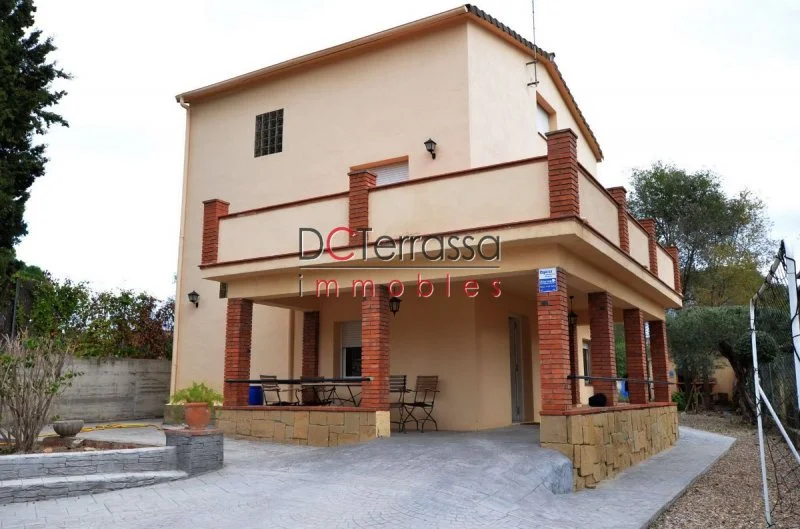 Renovated house with 972 m² plot