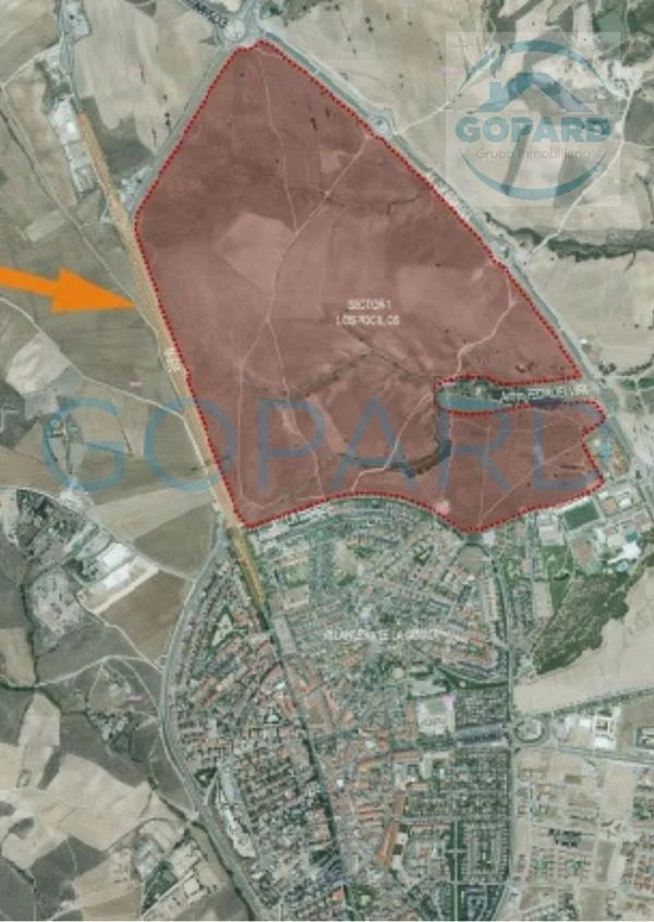 Amplio local comercial de tres plantas
