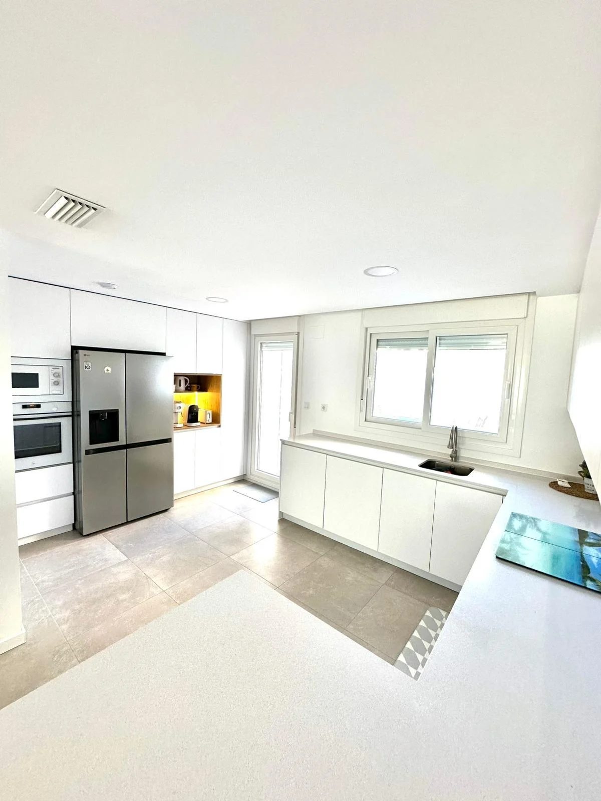 Nearly new townhouse with private pool
