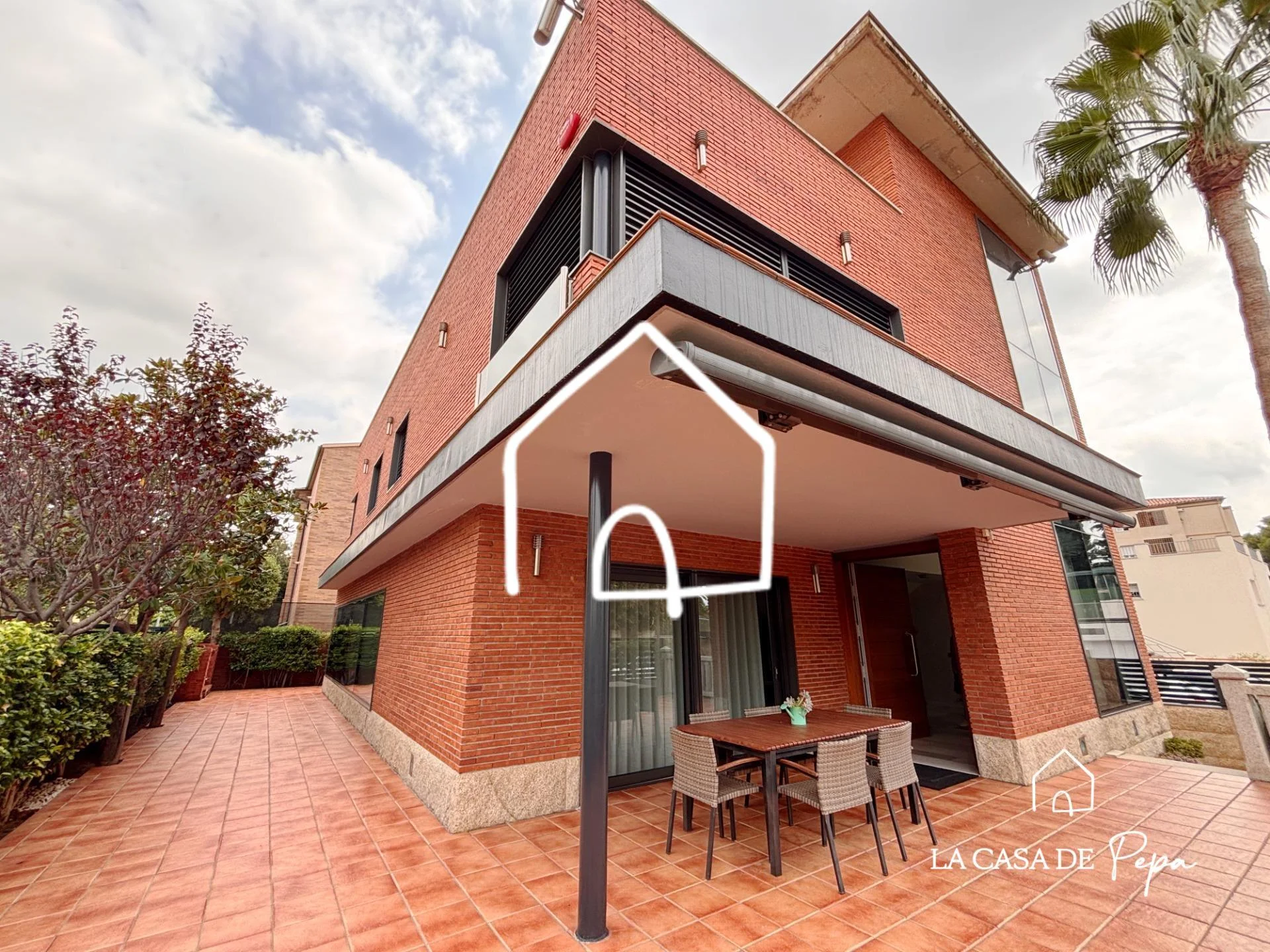 Spacious Viladecans house, five bedrooms