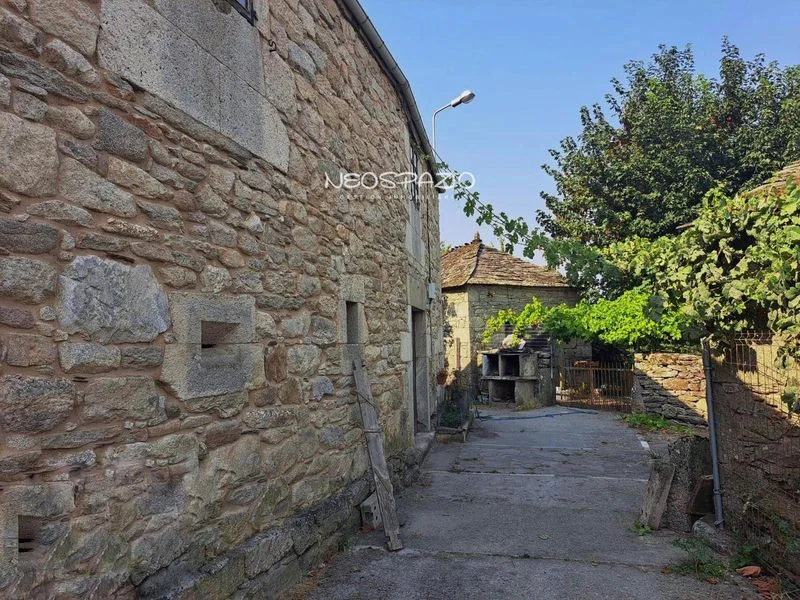 Casa de piedra con finca de 8.000 m²