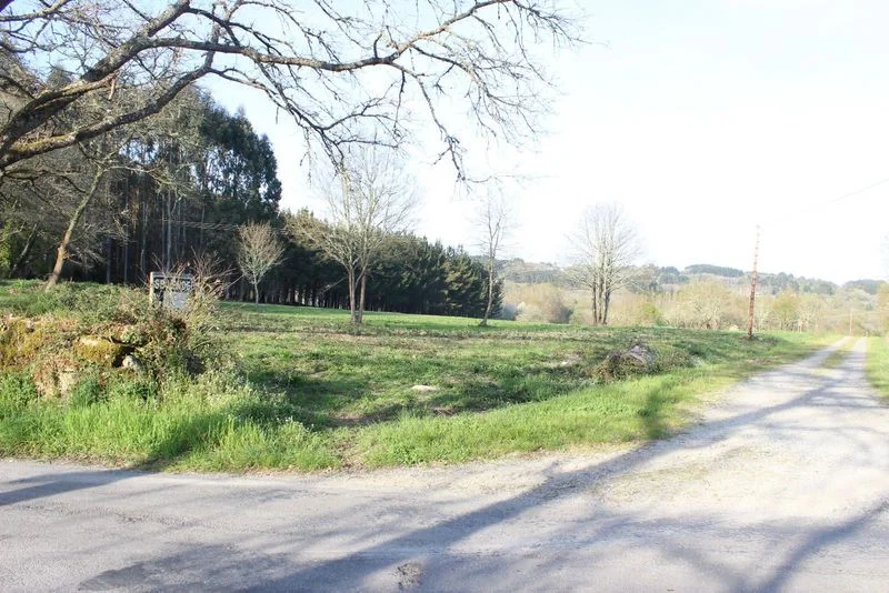 Parcela edificable de 2.150 m² cerca de Lugo