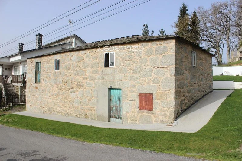 Casa tradicional de piedra con potencial de reforma