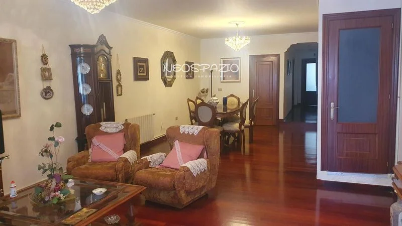 Amplia casa adosada en Monterroso, 344 m²