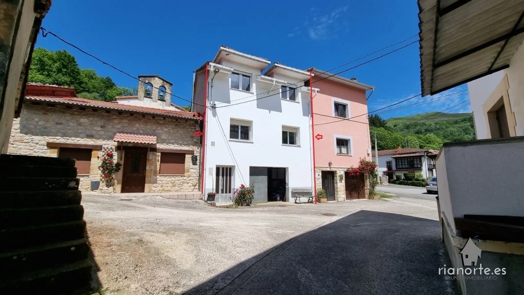 Three-floor townhouse with garage, Cabrales
