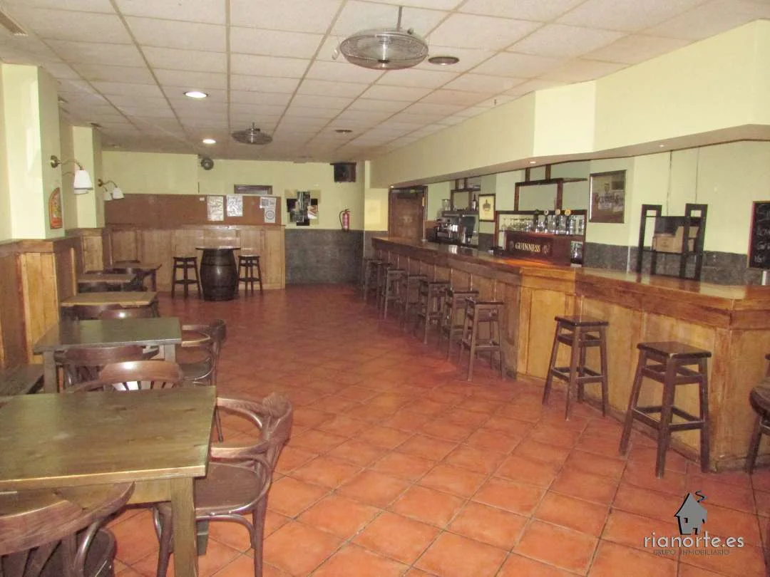 Bar-ready commercial unit in Parres