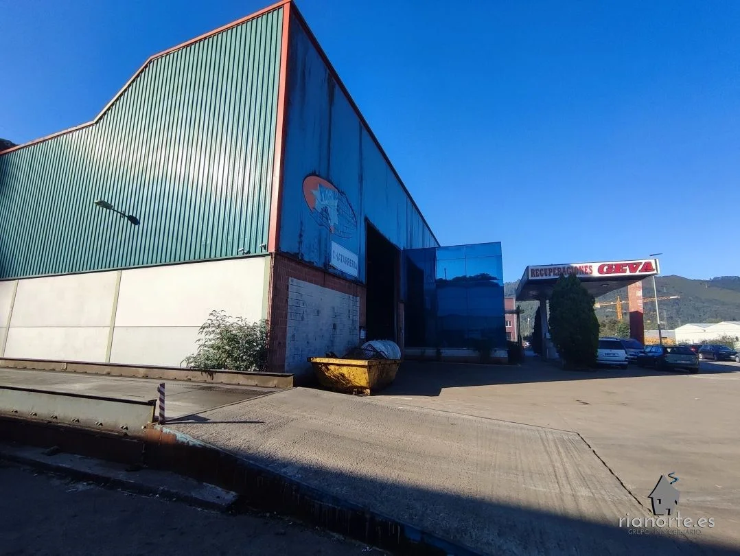 Operating industrial warehouse on large plot