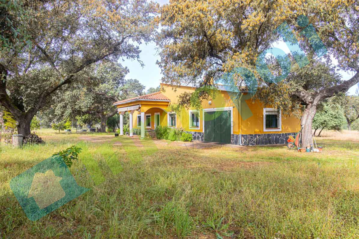 Rustic villa on 10,012 m² plot