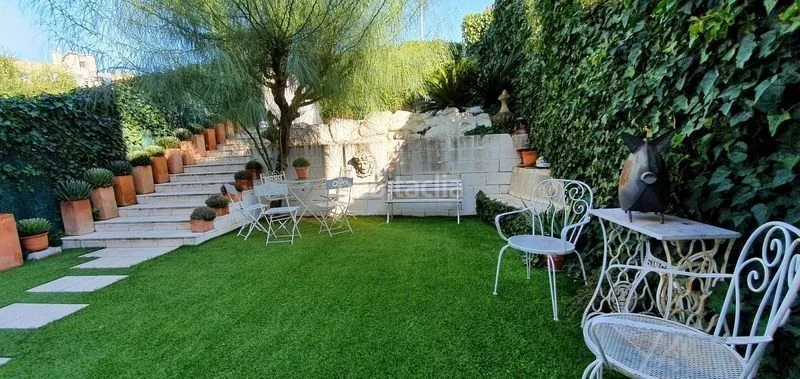 Casa de tres plantas con jardín en Canet