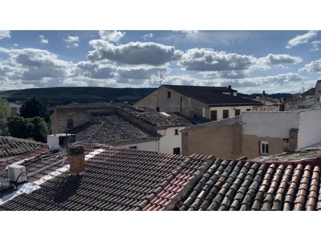 Casa de cuatro plantas con terraza en Andosilla
