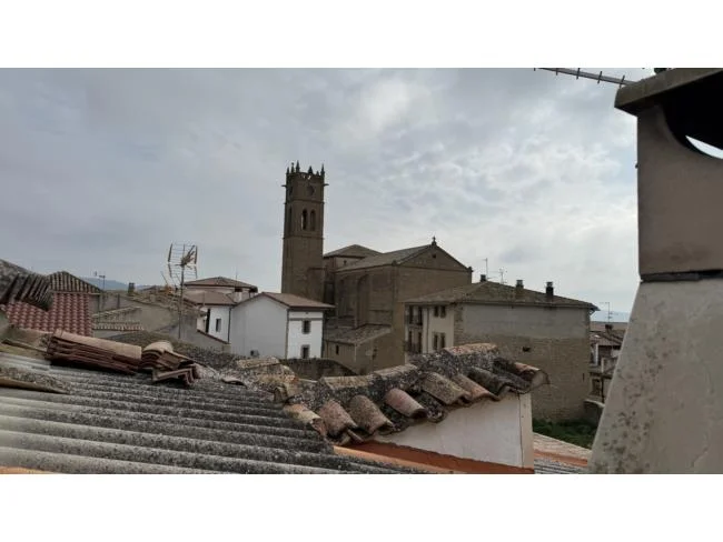 Casa de varias plantas con terraza en Artajona