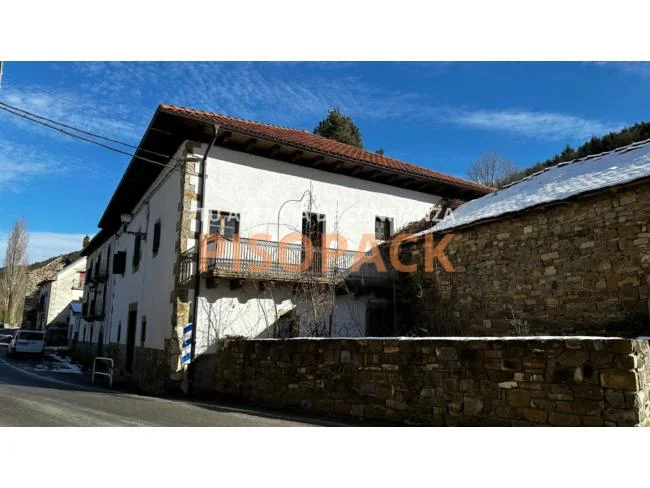 Casa de tres plantas en Salazar, seis habitaciones