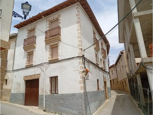 Casa grande de tres alturas en Artajona