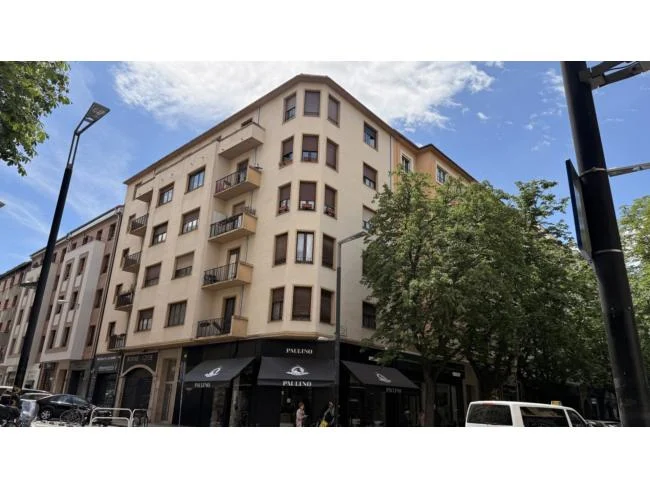 Central Pamplona flat with terrace