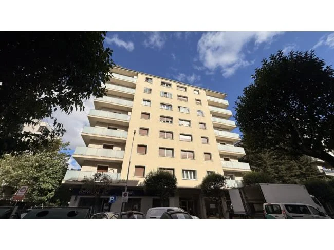 Sunny four-bedroom flat with terrace
