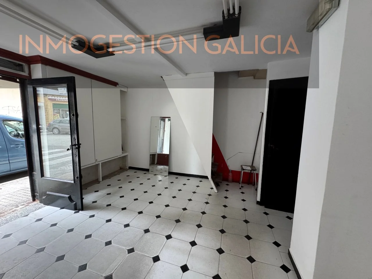 Local comercial esquinero visible, 45 m²