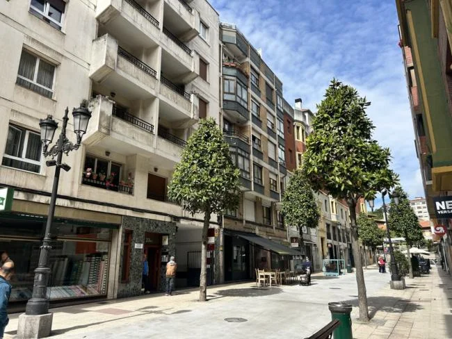 Central Oviedo garage for small car
