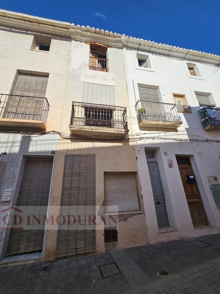Edificio céntrico en Monforte con potencial de conversión