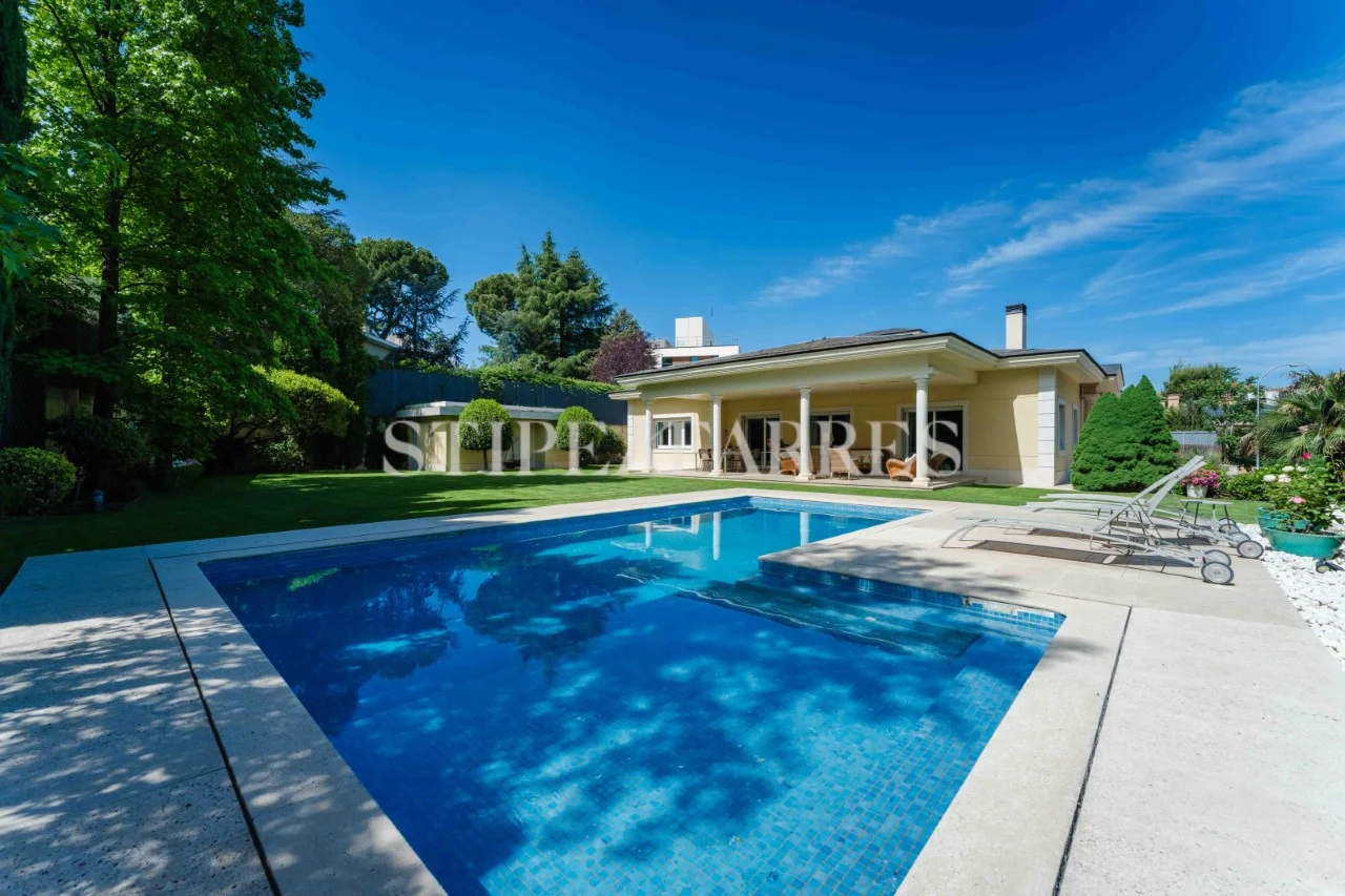 Chalet de cinco suites en parcela privada