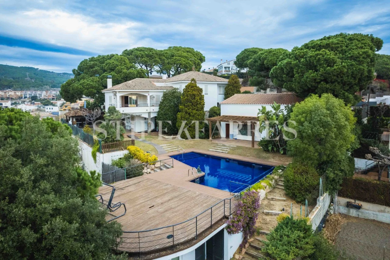 Sea-view chalet with seven bedrooms