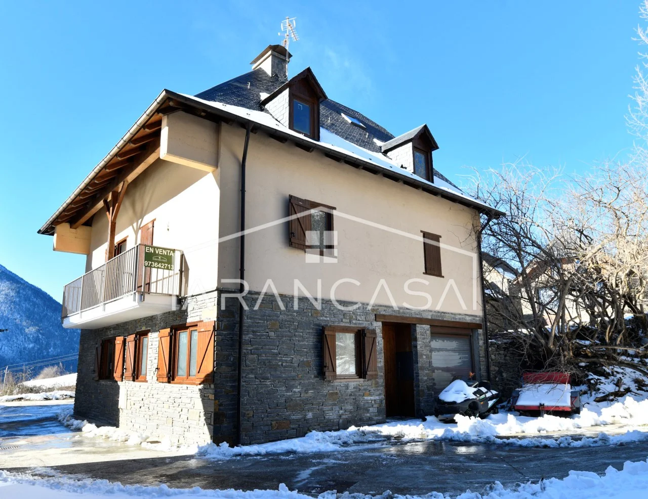 Casa multinivel en Arres, cuatro dormitorios