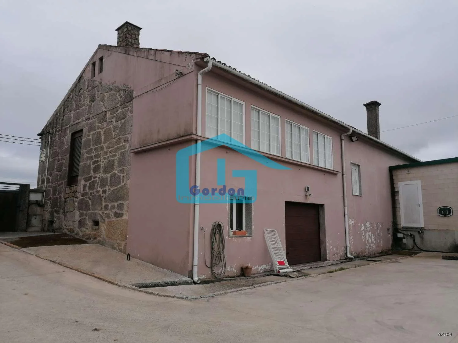 Casa en Cambados con nave industrial