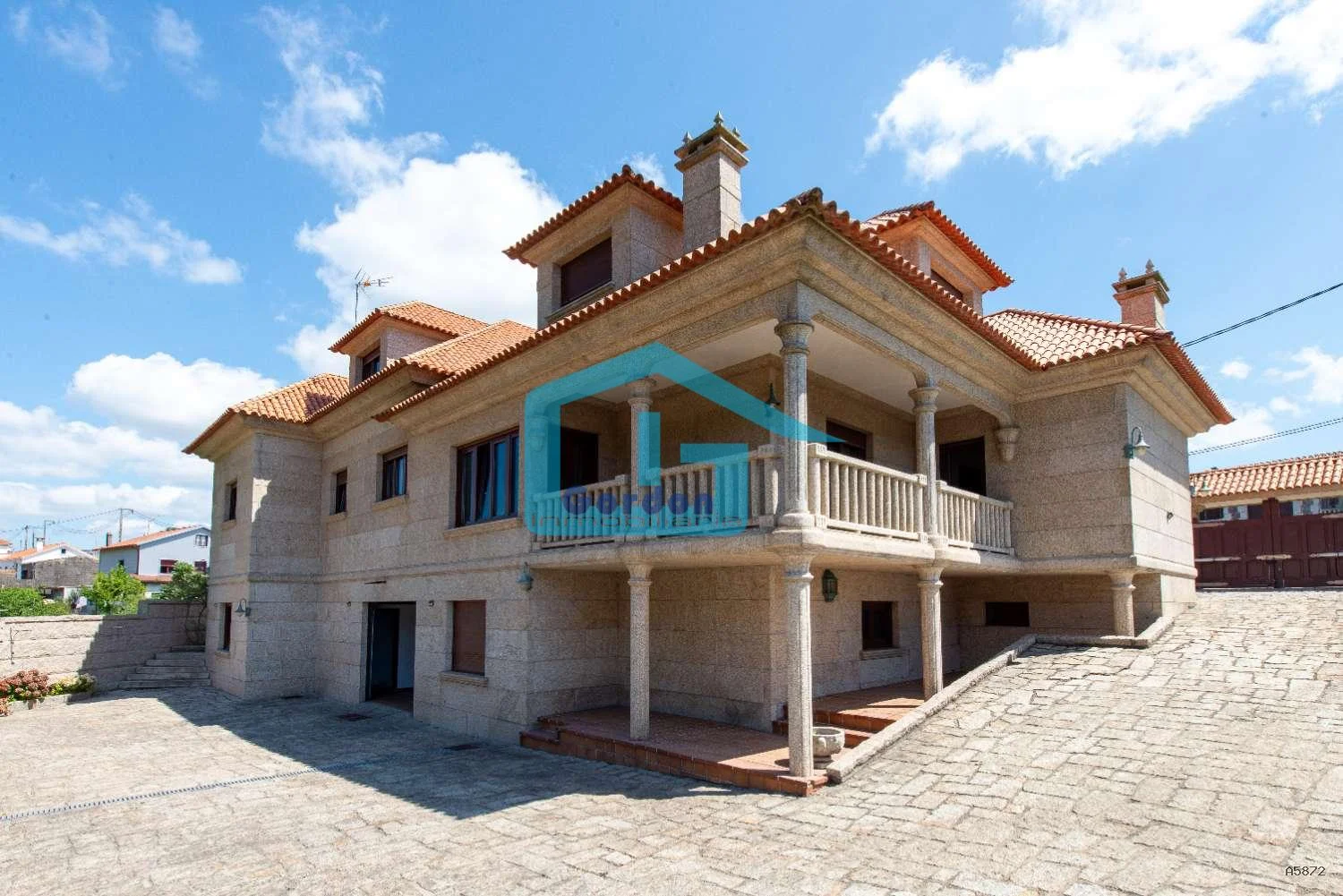 Chalet de piedra en Dena, siete dormitorios