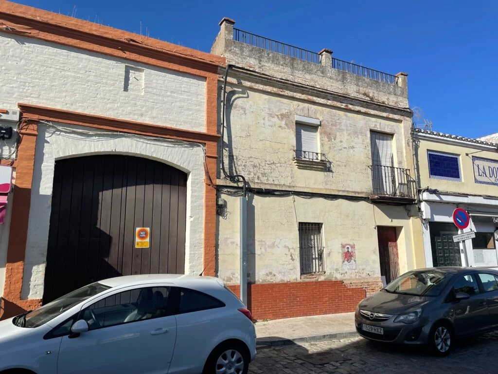 Casa histórica en Gines con potencial edificatorio