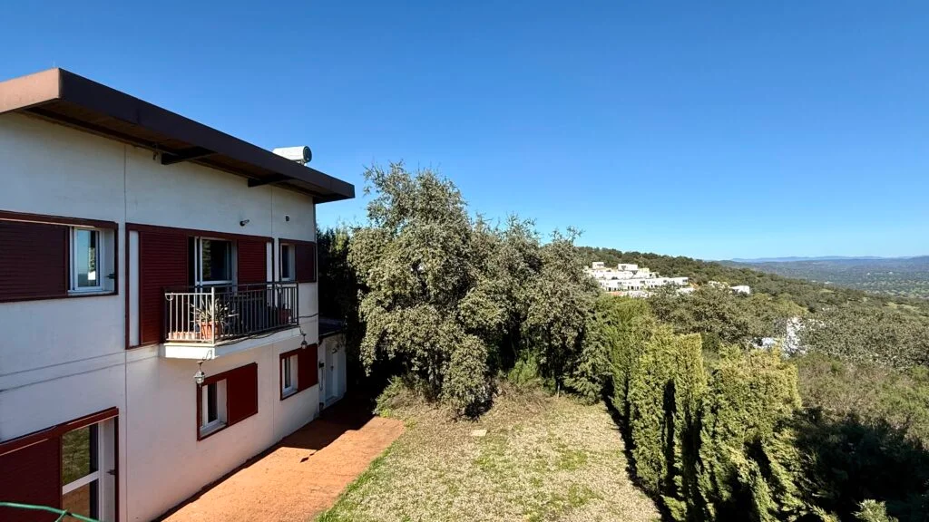 Two-storey chalet with 714 m² plot