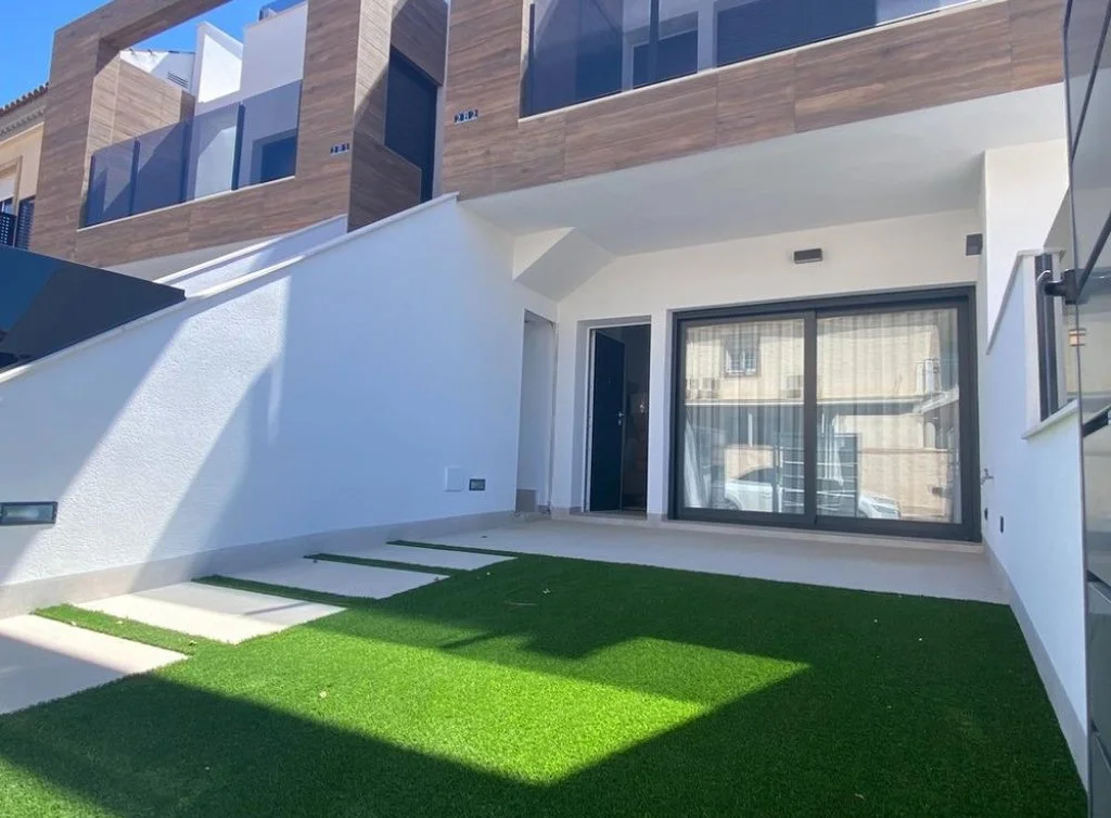 New-build bungalow near beach with parking