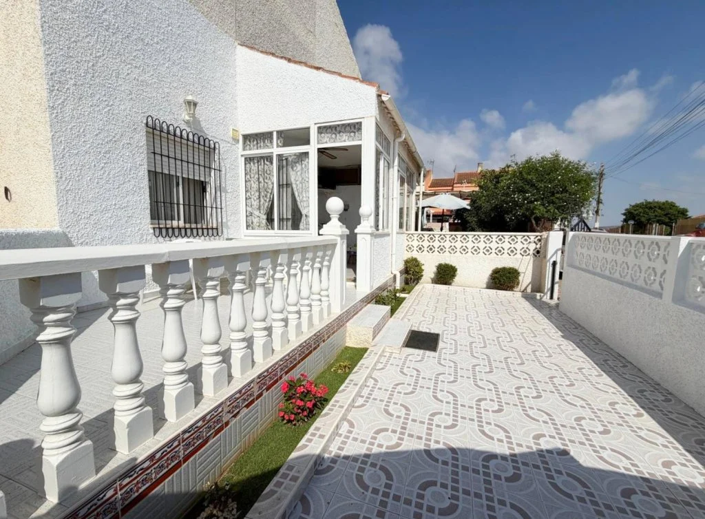 Bright ground-floor apartment near beach