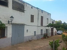 Large rural house with eight bedrooms