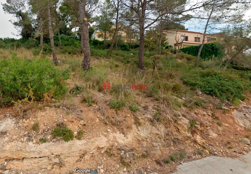 Scenic 906 m² plot in Les Colines