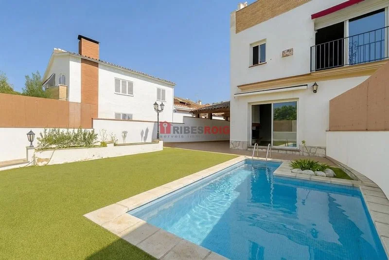 Large Sant Pere de Ribes house