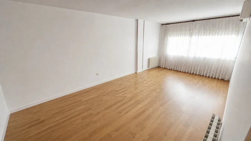 Large renovated flat, four bedrooms