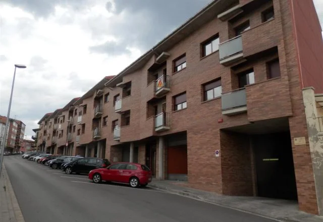 Street-level commercial unit in Roda