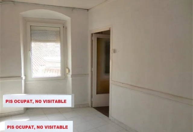 Occupied three-bedroom flat in Roda