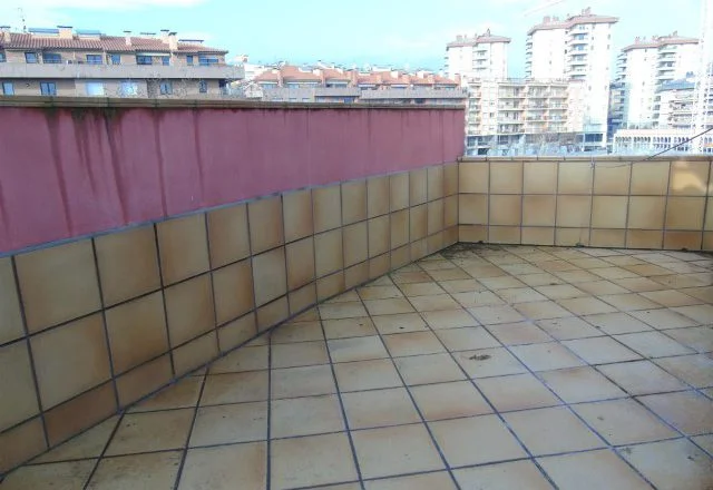 Three-unit investment building in Vic