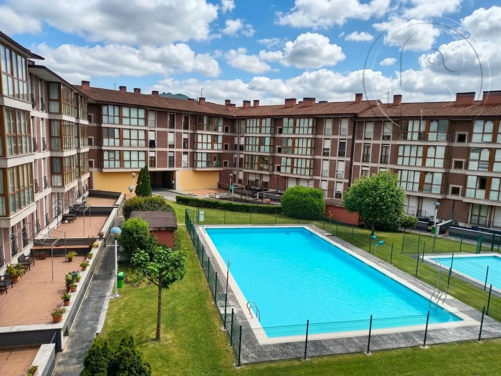 South-facing furnished flat with pool