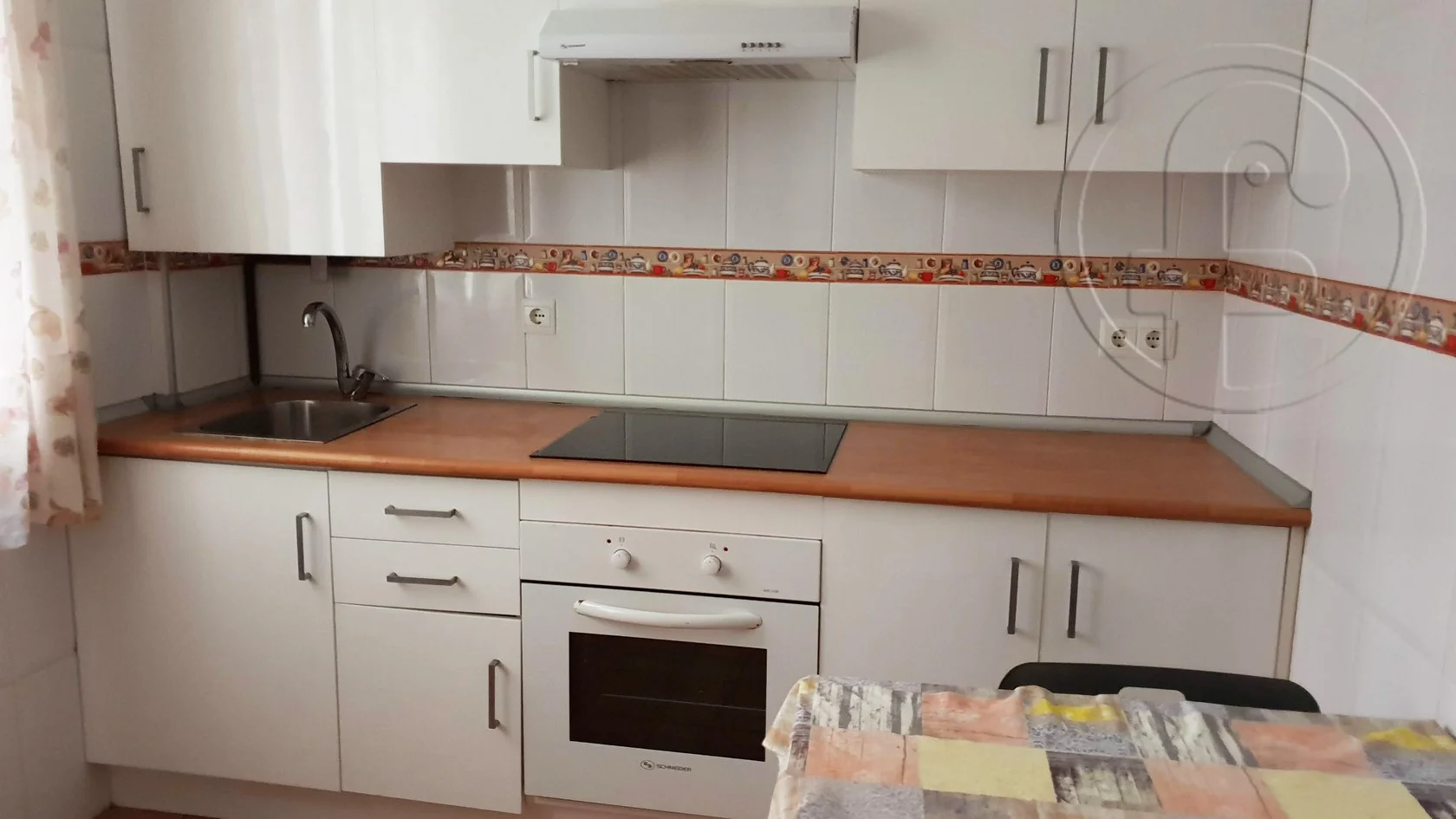 Piso luminoso de tres dormitorios cerca de Burgos