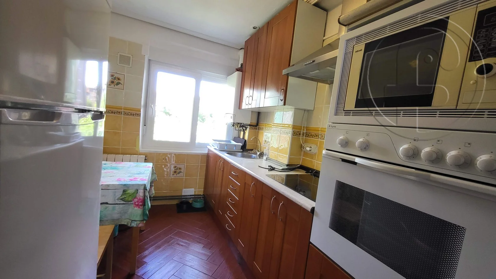 Bright Alisal flat with sea views