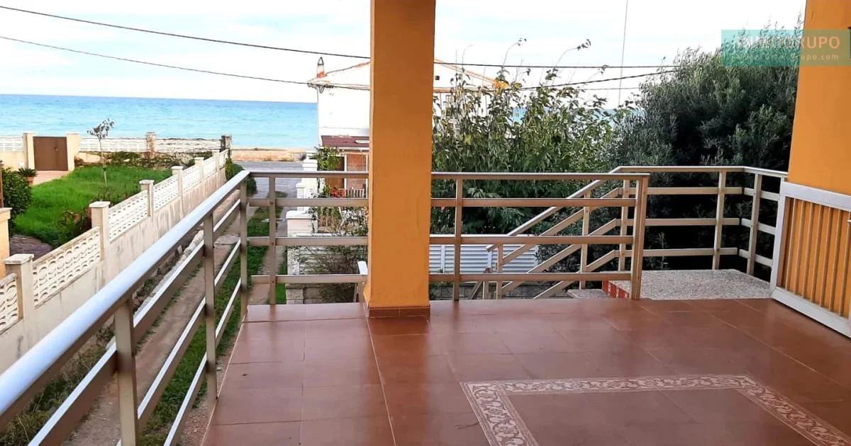 Seafront chalet with four bedrooms