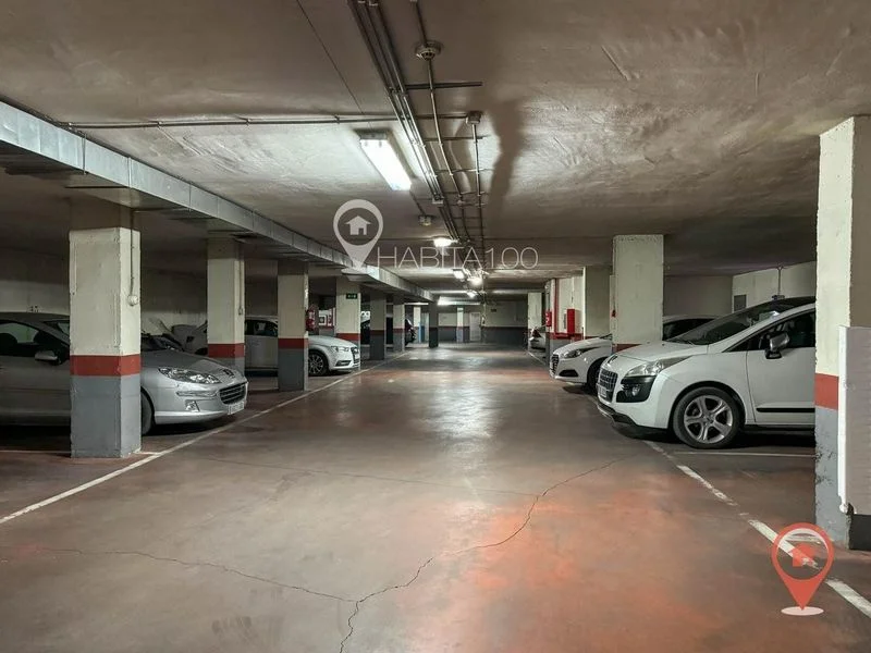 Spacious Cuenca garage with easy access