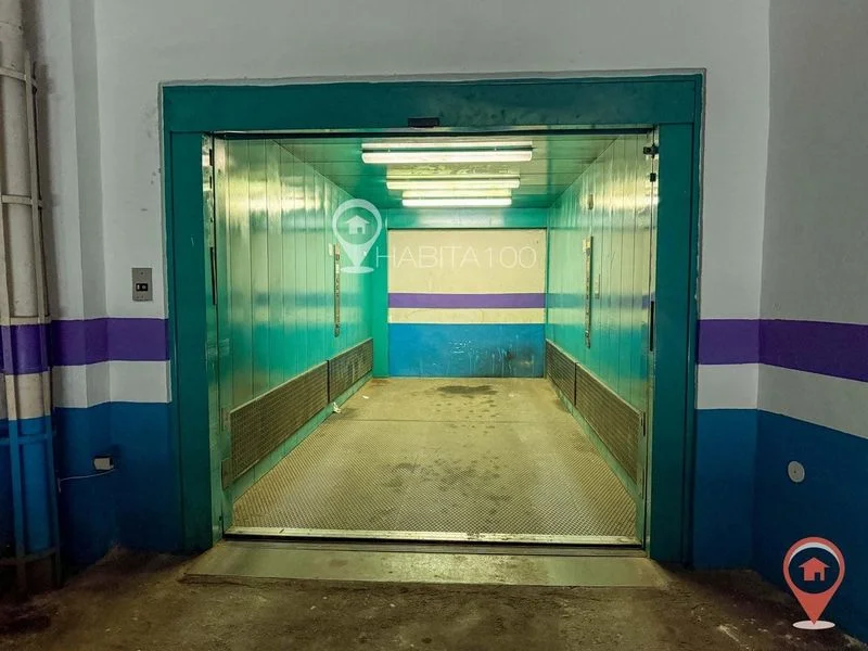 Cuenca garage with vehicle elevator