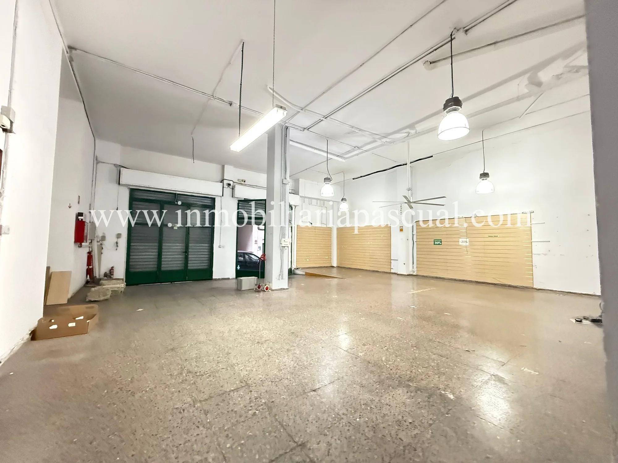 Commercial premises with two independent spaces
