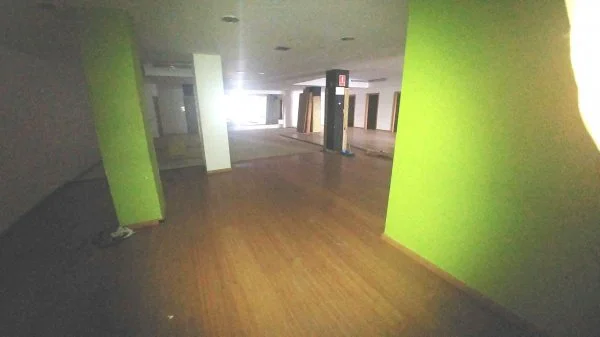 Local comercial esquinero alquilado en Piera