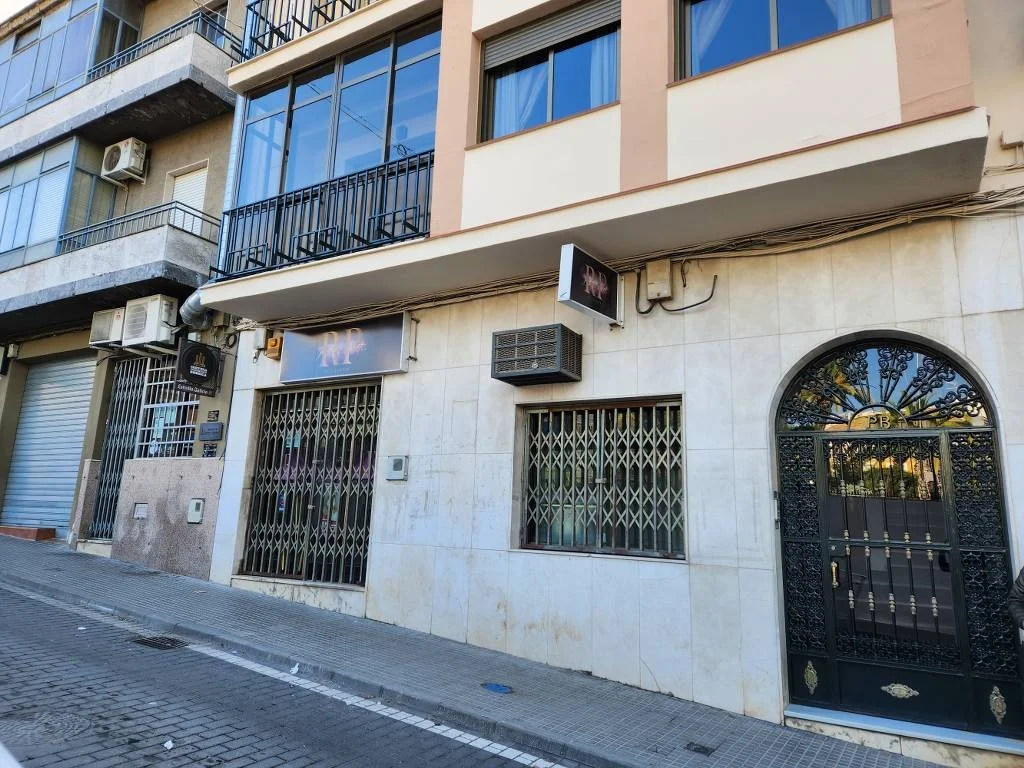 Local comercial céntrico en Rute, 157 m²