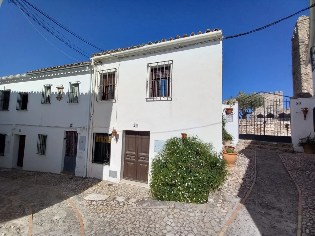 Casa de pueblo reformada con vistas al castillo