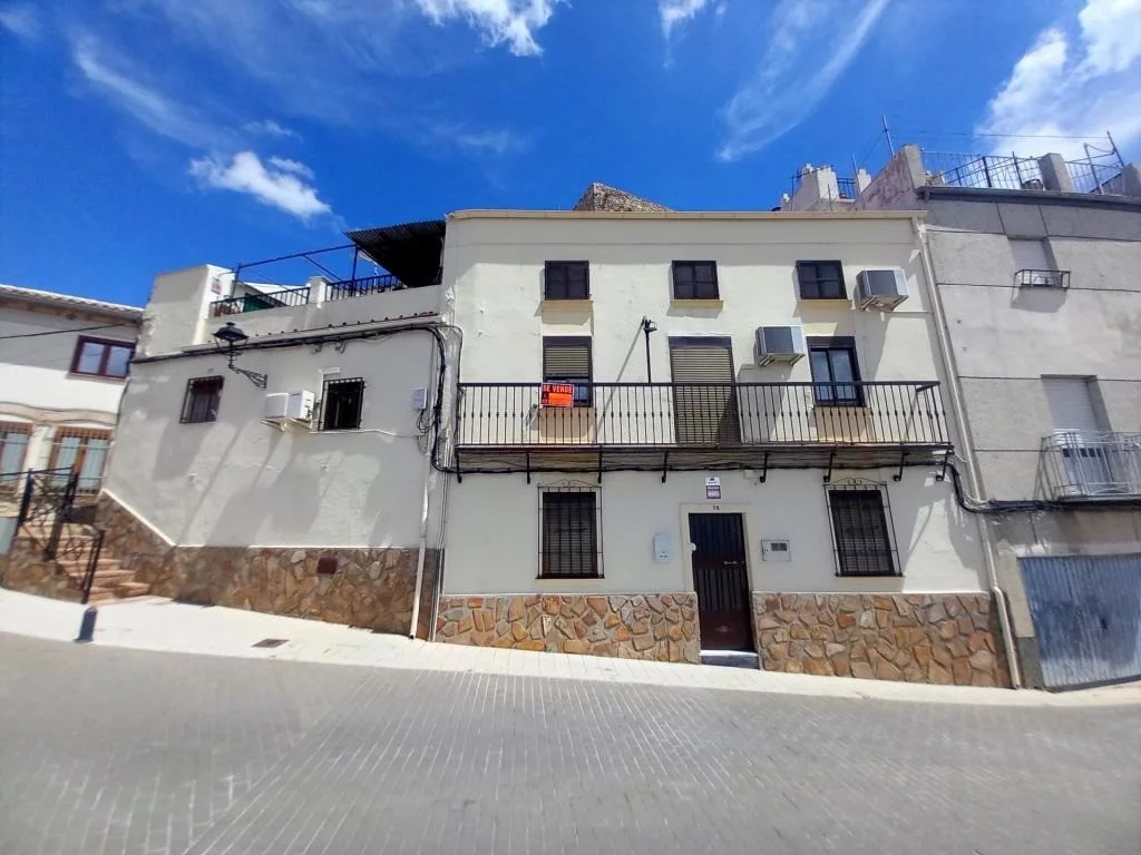 Spacious Martos townhouse, four bedrooms