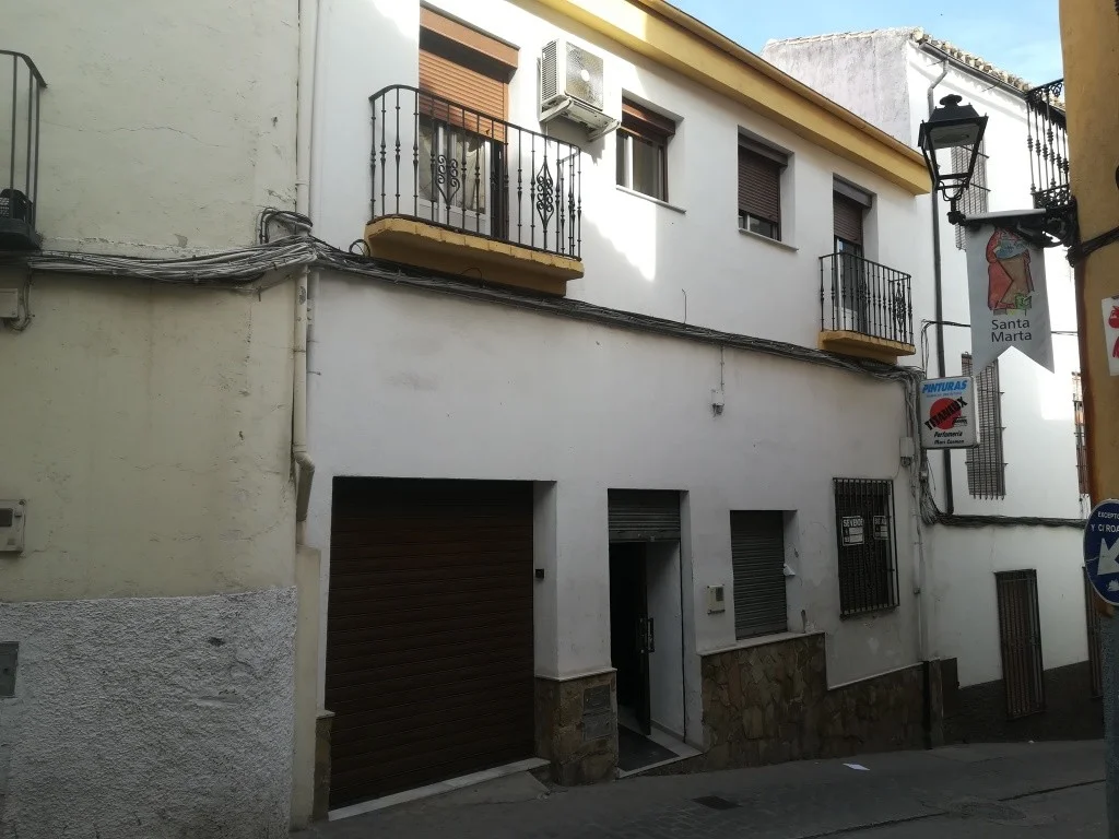 Mixed-use commercial property with accommodation